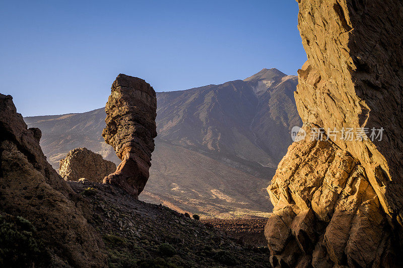 El Teide火山和Roque Cinchado火山，从Roques de García, Teide国家公园(国家Teide公园)，特内里费，加那利群岛，西班牙